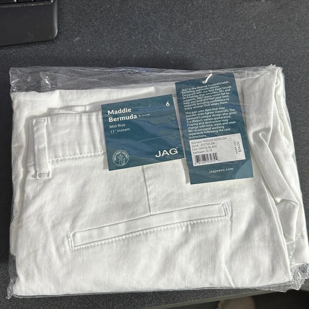 NWT Jag Jeans Women's Maddie Pull-on Bermuda Shorts size 6  11” inseam white